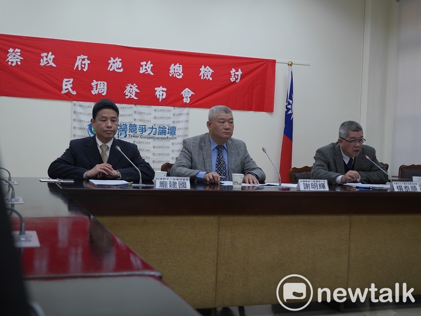 競爭力論壇今（12）天公布於花蓮地震前施測的「蔡政府施政總檢討」民調，主題圍繞在勞基法修法。 圖：趙婉淳／攝