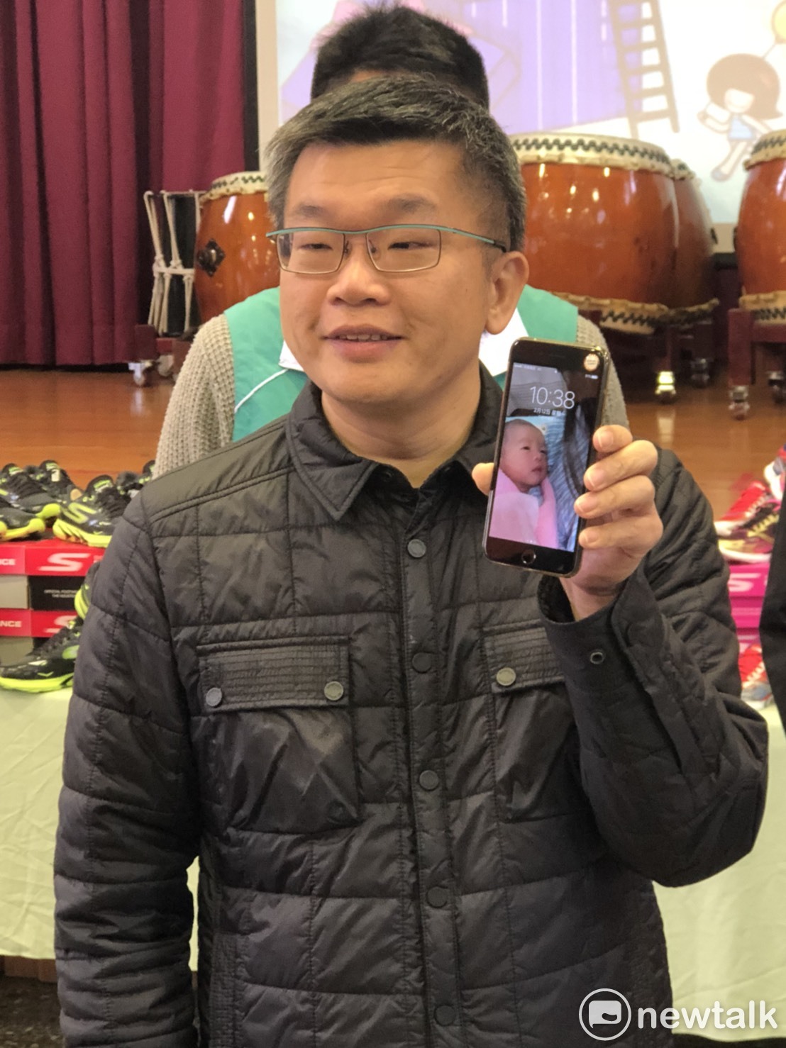 蔡其昌高興地秀出愛女照。 圖 : 唐復年/攝