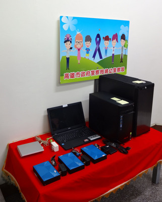 美國聯邦調查局（FBI）監控散布兒童色情影片全球百大名單，其中列名第30及33的台灣犯嫌何姓、溫姓男子遭警方逮捕，查扣的6部行動硬碟儲存量約有20TB，初估兒童色情影片檔案數量達2500部。 圖 : 中央社
