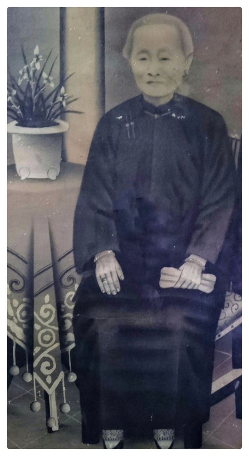 陳旬阿嬤之母親。家貧，夫早亡，獨生子替人趕牛車。一百多年前的某天傍晚，兒子因為太勞累，在車上睡沉了。老牛不識路，竟把牛車拉到墳場去。他走投無路，驚嚇到魂飛魄散。天亮回家後，就一病而亡。這位老母親因此哭到眼睛全瞎。 圖 : 王瓊玲 / 提供