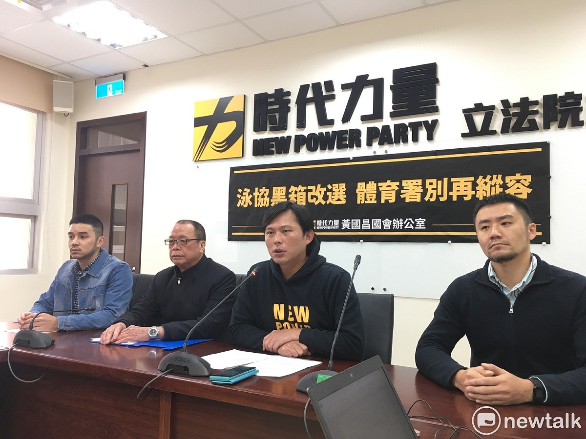 泳協日前爆出人頭會員灌水疑雲，時代力量立委黃國昌今（12）日早上協同前游泳國手唐聖捷等人再度召開記者會。 圖：黃韋銓/攝