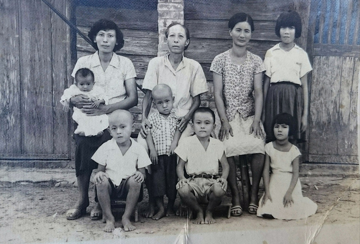 民國四十七年，八二三砲戰開打前， 29歲的臺灣充員兵陳茂根，因為想念一家老小，用日文寫一封信，要求懷孕的妻子陳賴玉昭，帶老母、四個兒子及其他家屬，去「寫真館」，拍一張全家福照片，寄去金門給他。但是，四十四天內，將近五十萬發砲彈，落在金門，陳茂根陣亡，家人都收到骨灰了，這張全家福才從金門被退回臺灣家中。
 圖 : 王瓊玲 / 提供