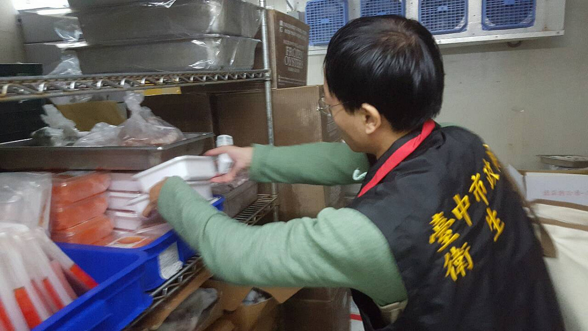 台中市衛生局人員稽查食品安全。 圖 : 翻攝自台中市衛生局官網