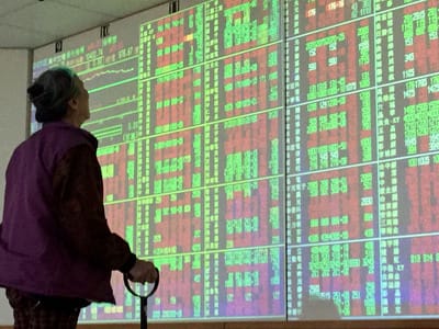 台北股市加權指數12日在買盤推升下，盤中一度上漲逾百點，但尾盤漲幅收斂，收盤漲49.34點，收10421.09點，成交值近新台幣1066億元。 圖 : 中央社