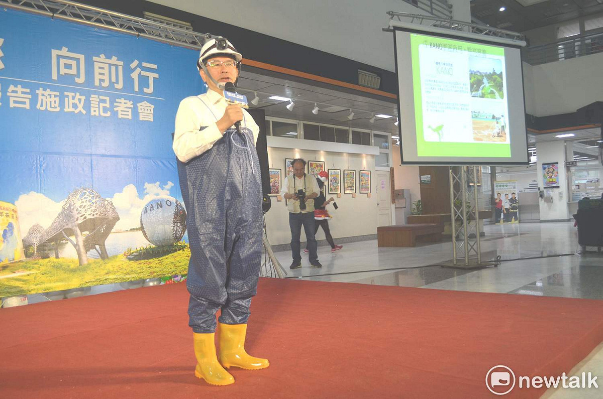 涂醒哲在去年就職三週年記者會上穿青蛙裝出場，以凸顯市府清淤的政績。 圖：蔡坤龍/攝