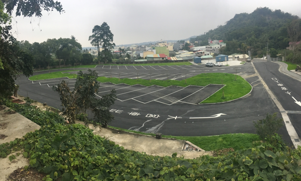 新建的停車場保留原有校門入口及操場輪廓，盼能結合雲梯觀光與校園生活、歷史，讓老校園重現新活力。 圖：嘉義縣政府/提供