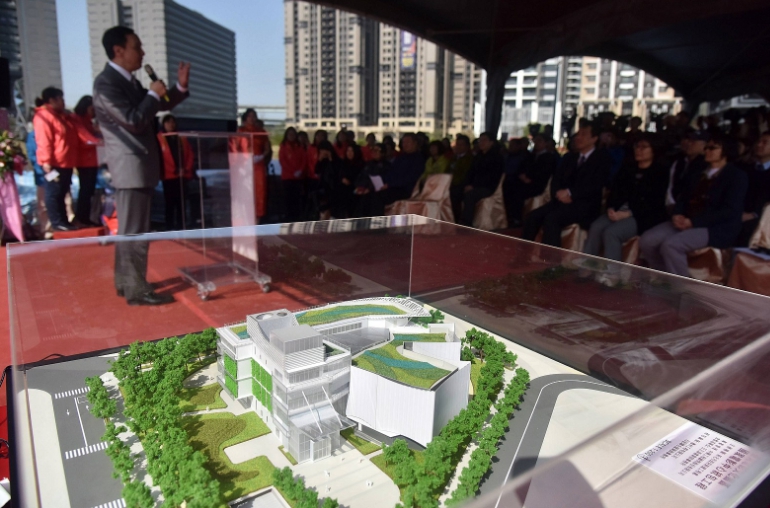國家電影中心完工後將是一座包括電影公園在內，地上4層、地下1層，主題建築具有影片意象的設計，總經費是4億445萬元。 圖：新北市政府/提供