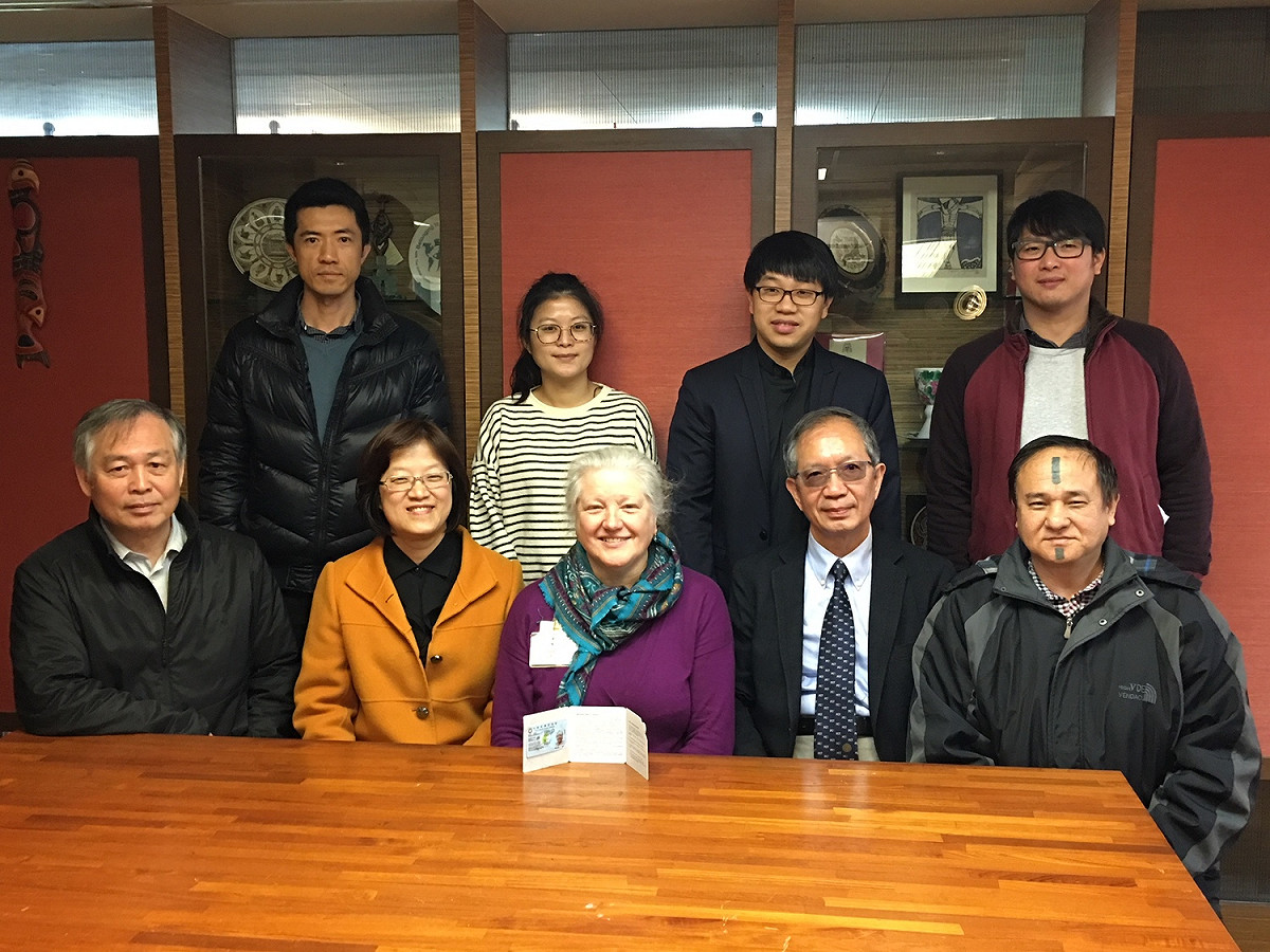 英籍教士韓麗絲在台32年的奉獻獲內政部移民署頒發梅花卡。 圖 : 移民署新北市服務站/提供