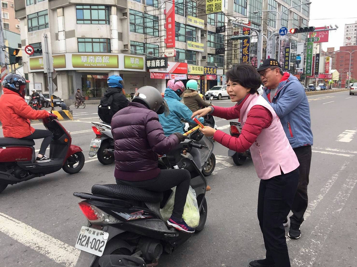 陳亭妃赴永康兵仔市場拜票，向攤商與民眾拜早年，祈禱大家狗年旺旺來，幸福跟著來。 圖 : 黃博郎/攝