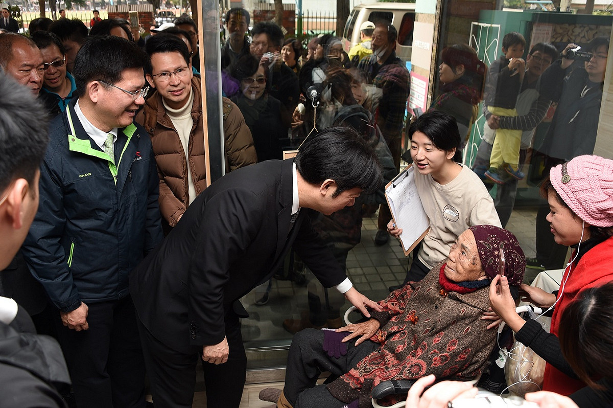 賴揆參訪「長照2.0：有本生活坊(全齡美學據點、在地深耕、共推長照)」。 圖：行政院／提供