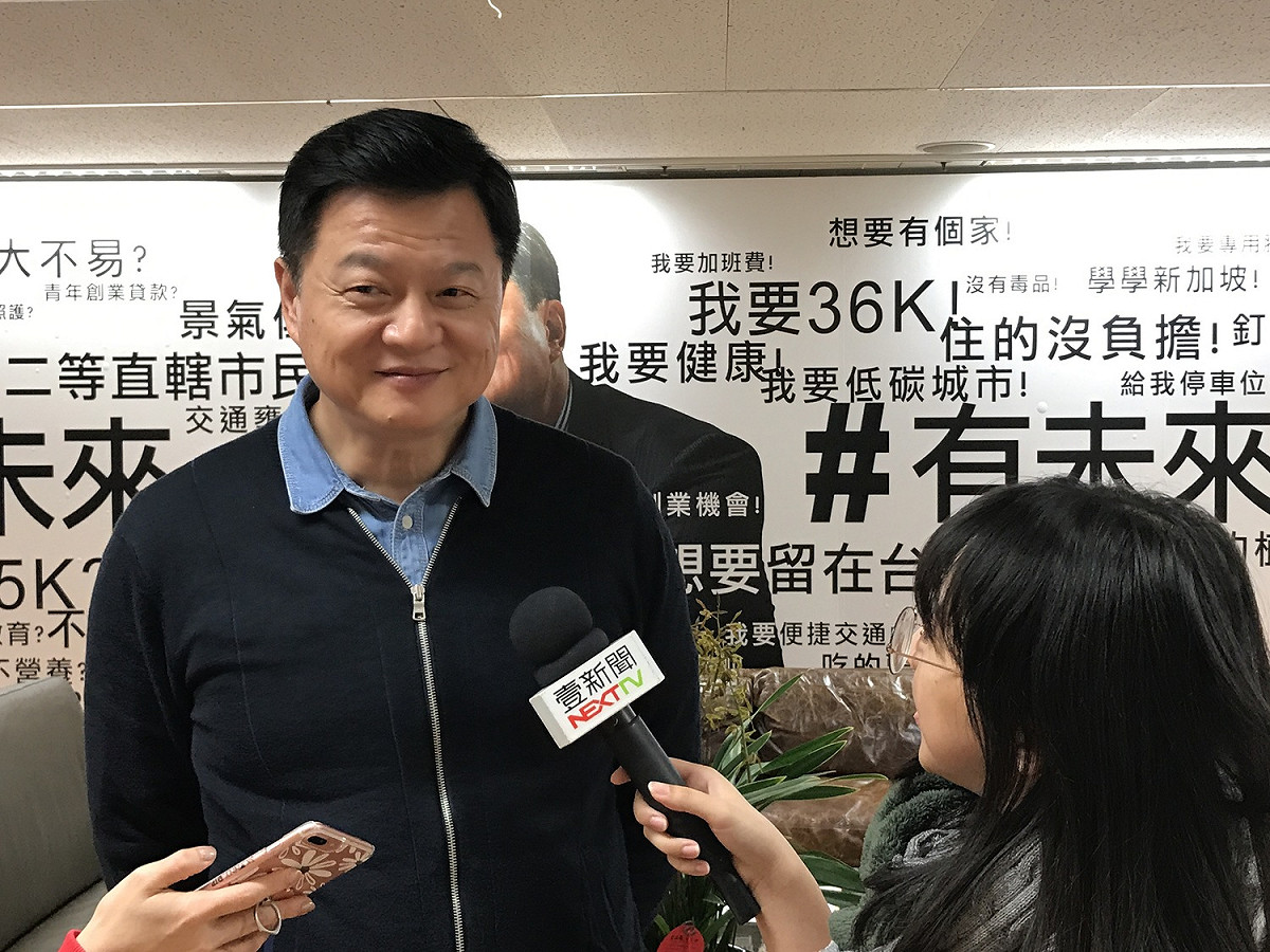周錫瑋接受媒體訪問，質疑很多協會及農會想要連署挺他，都被市府壓住了；他希望侯友宜跟男子漢一樣站出來，讓市民看一看、聽一聽政見。 圖：周錫瑋新北政策中心/提供