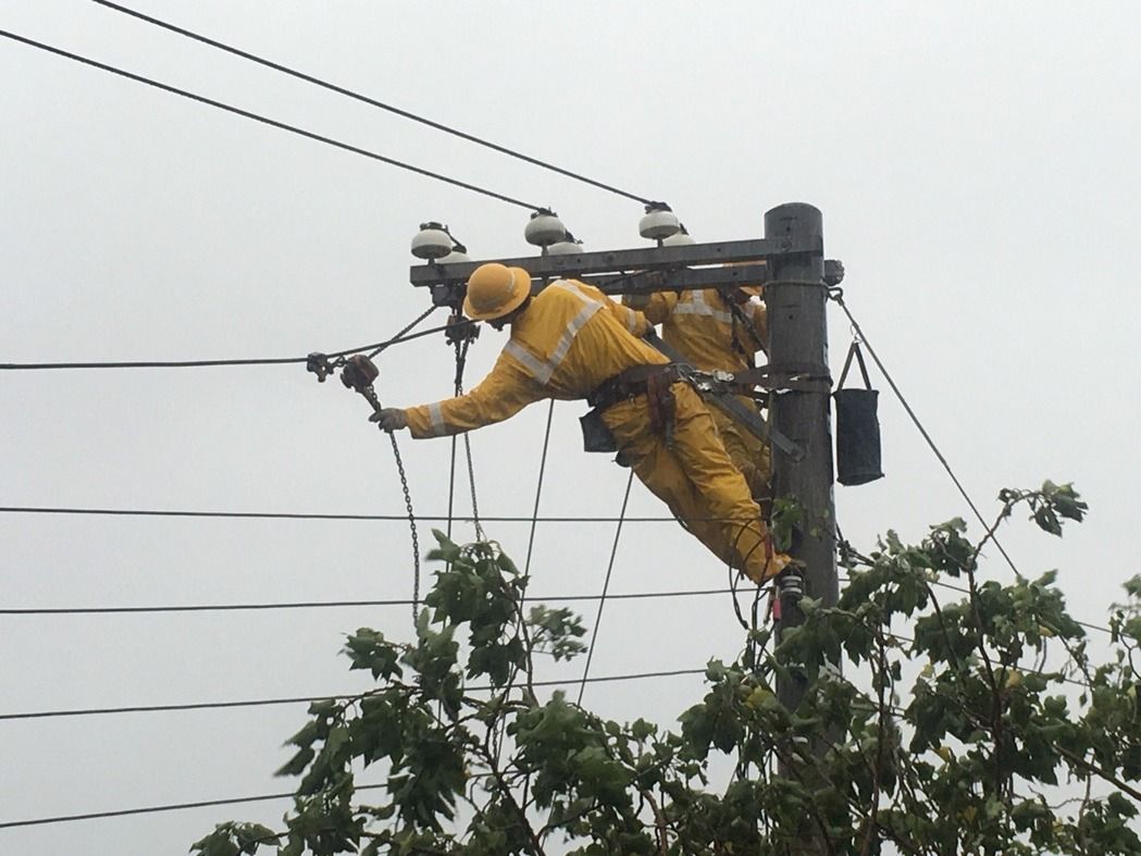 台北市南港區今晚2701戶停電，台電派員全力搶修，至20時43分已全部復電。 圖：翻攝自台電南區營業處臉書