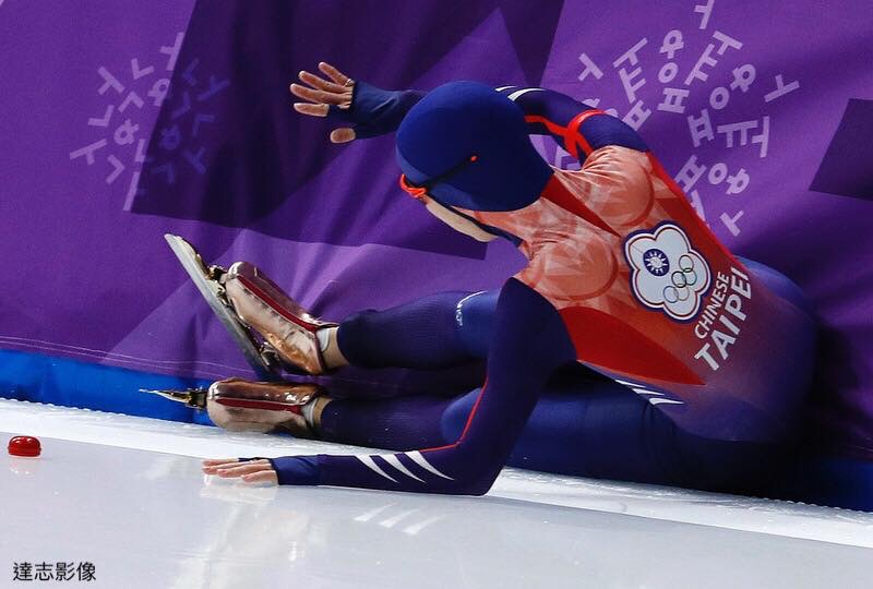 台灣滑冰女將黃郁婷今（12）日在2018平昌冬季奧運女子1500公尺競速滑冰衝線前最後一個彎道，身體失去平衡跌倒，以2分18秒84完賽，名列第26名。黃郁婷在臉書以中英文貼文表示，最難過的不是摔倒，而是我覺得好對不起為我加油的大家。 圖：翻攝自黃郁婷臉書