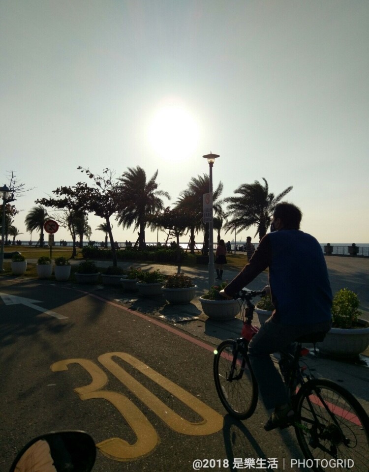 休假來個高雄之旅，前進駁二藝術特區、哈瑪星鐵道文化園區、高雄壽山動物園，最後還可以在西子灣享受腳踏車與夕陽。 圖：APP《TripleFeet》提供