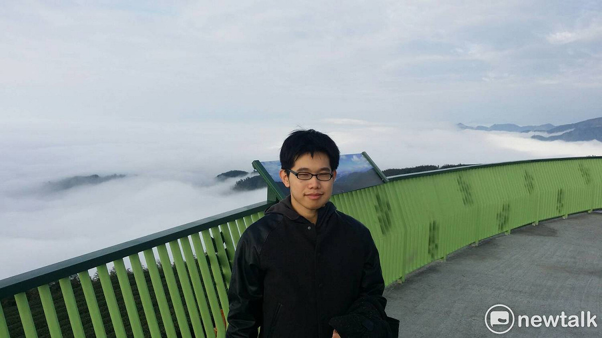 雲嶺之丘，遊客在觀景台前看雲海。 圖 : 謝步智/攝