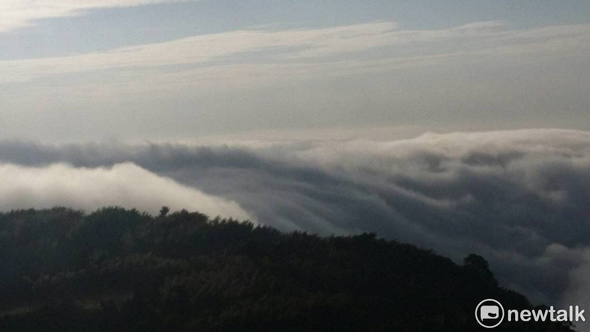 雲海隨著山形波動而成雲瀑。 圖 : 謝步智/攝