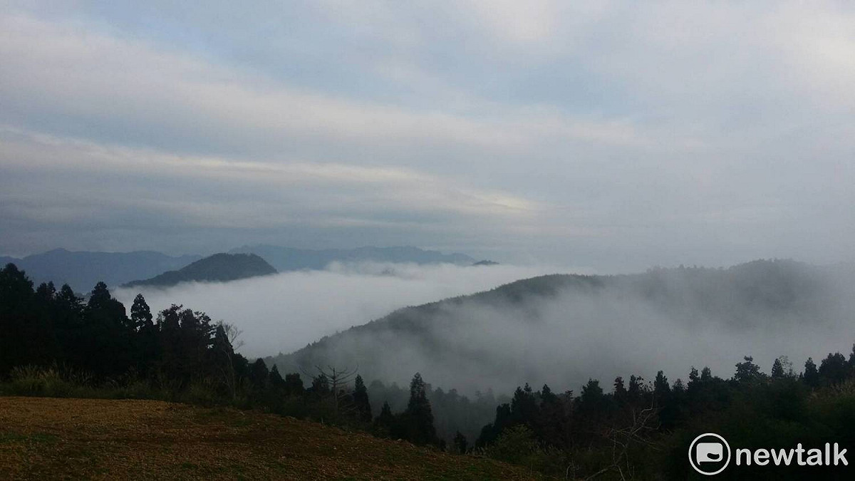 雲嶺之丘，雲海停伏在山巒之間，動、靜皆美。 圖 : 謝步智/攝