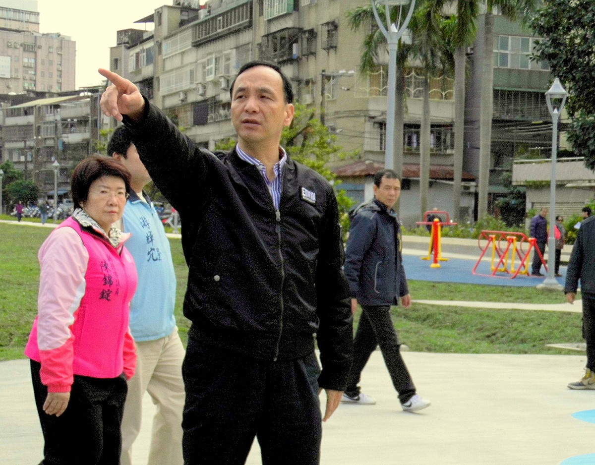 新北市長朱立倫今日也前往佳和公園視察。 圖：工務局／提供