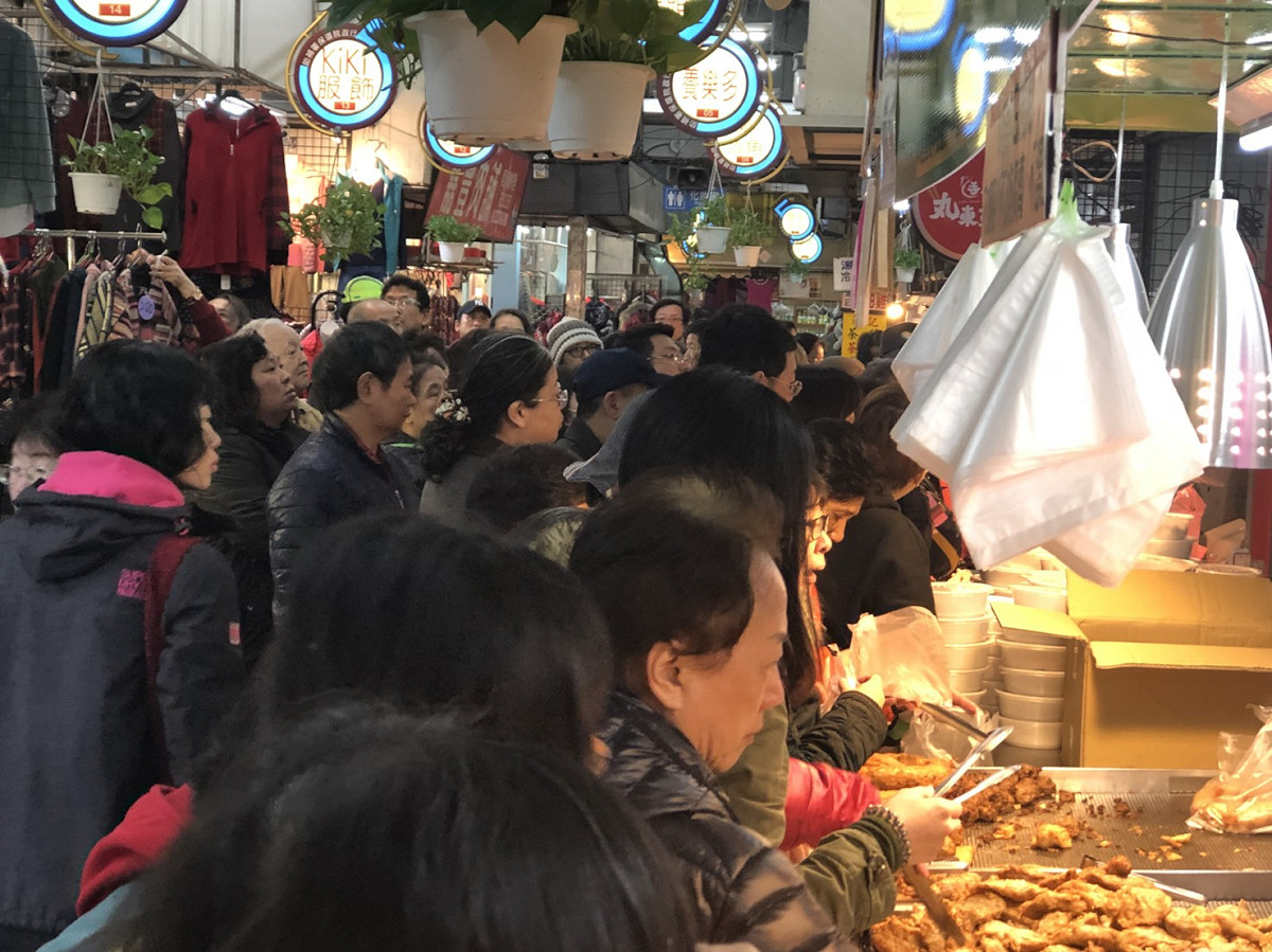 柳川整治吸引人潮， 帶動了第五市場的買氣。 圖：台中市政府/提供