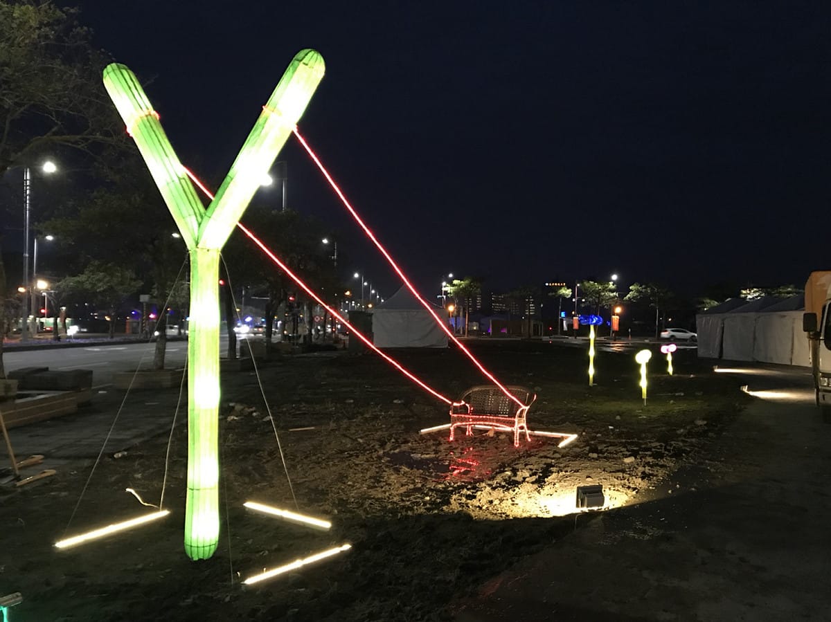 「童心基地」將時光帶回到玩著彈弓及竹蜻蜓的舊日時光，找回遺忘的童心與童趣。 圖：嘉義縣政府提供