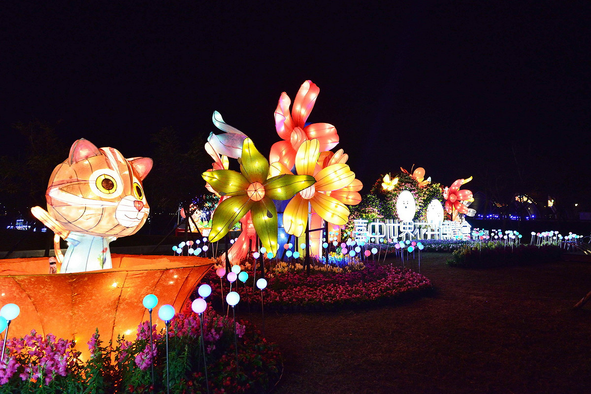 嘉義燈會園區中的「台中花博燈區」，運用新鮮花卉植栽打造「石虎家族造型花燈」，並以「花之光影」為主題，結合台中在地藝術家張子晴花卉光影投射，展現虛與實的藝術體驗。 圖：台中市政府/提供