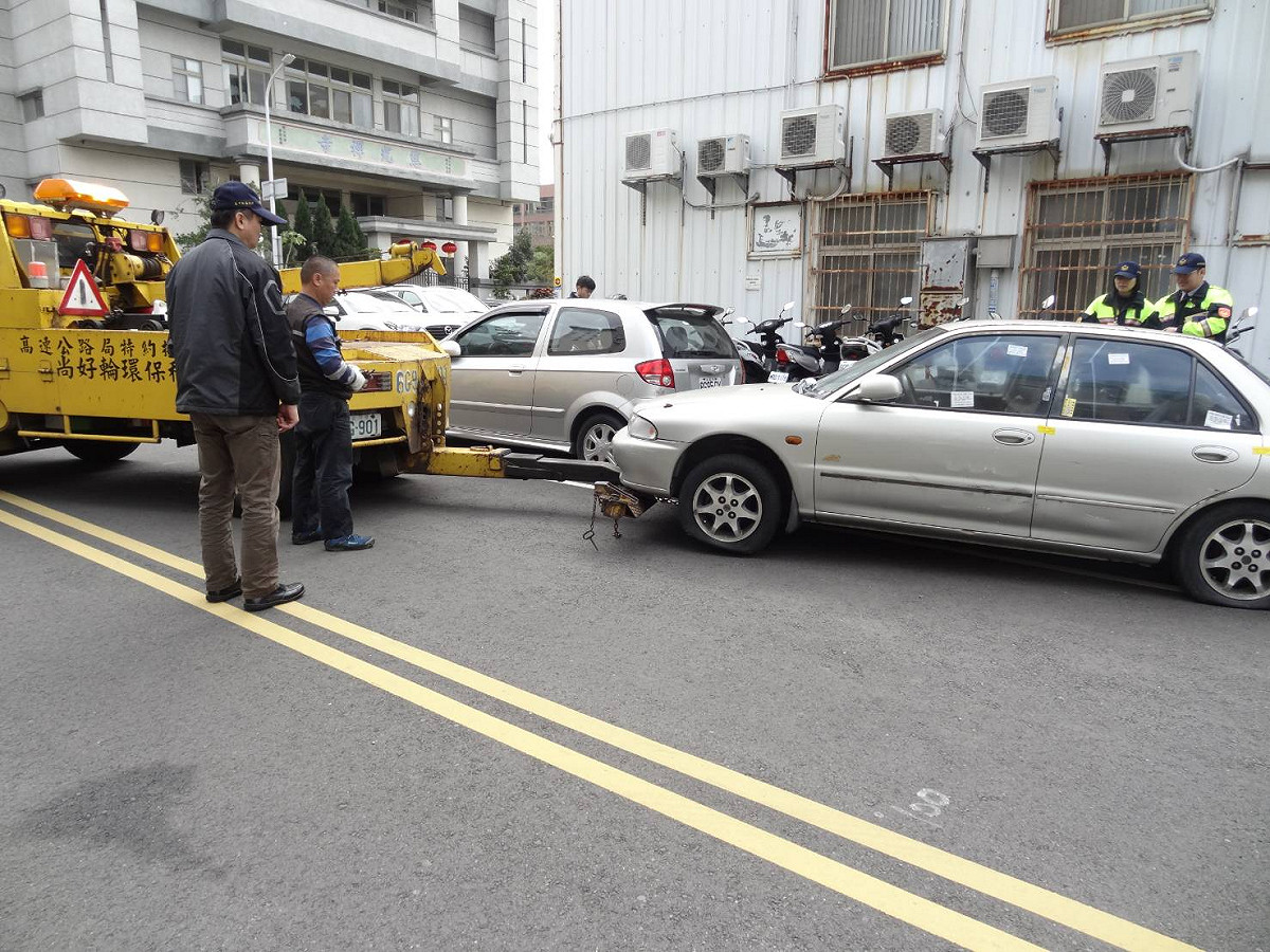 停放路邊註銷號牌車輛 監理、警察與停管三單位合作加強收繳 圖:交通部公路總局提供