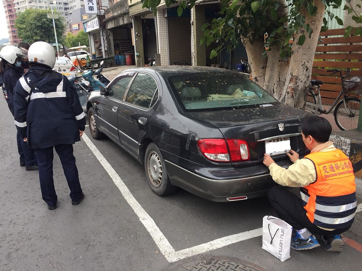 停放路邊註銷號牌車輛 監理、警察與停管三單位合作加強收繳 圖:交通部公路總局提供