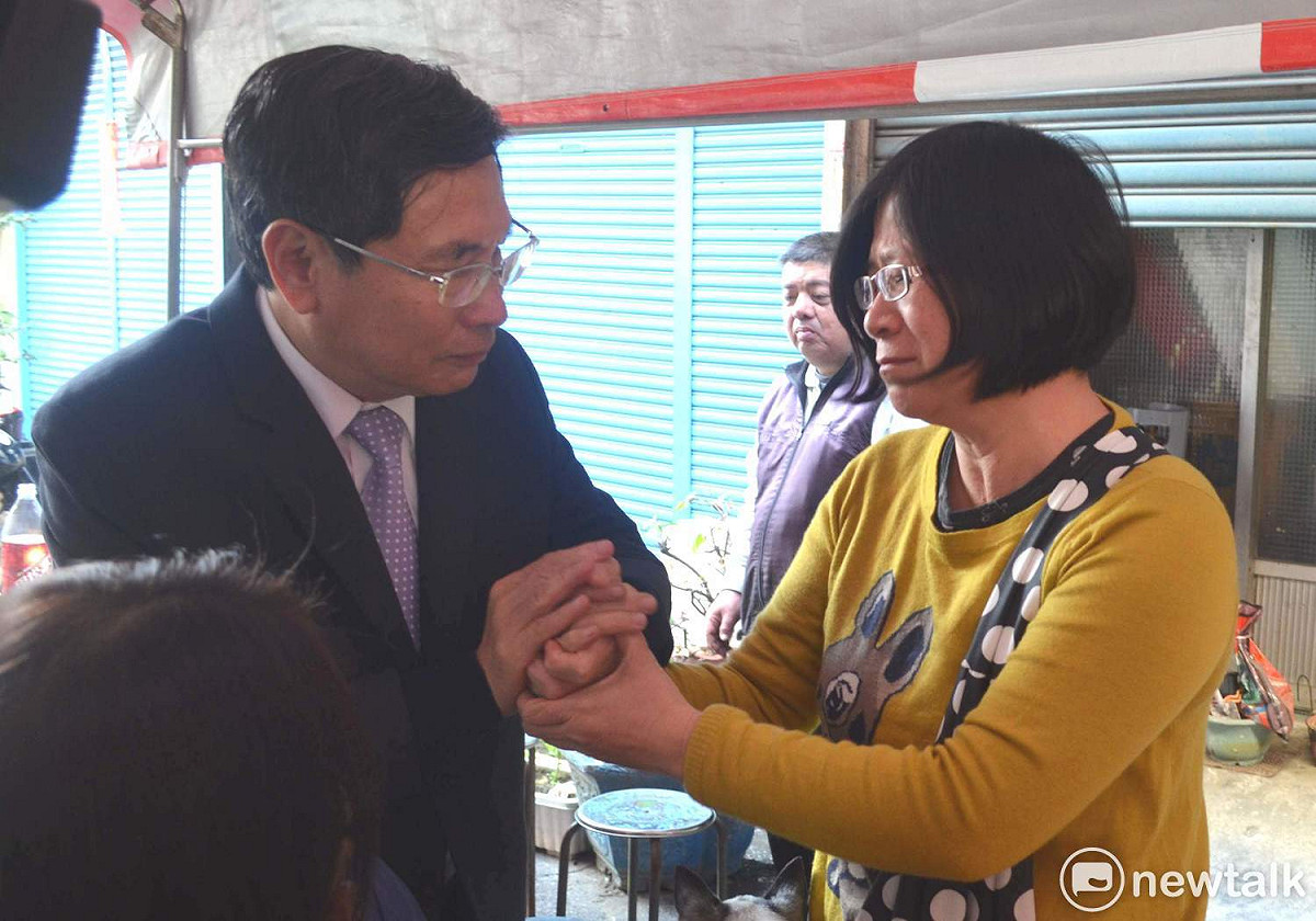 受災戶看到市長涂醒哲前來關心，忍不住傷心落淚。 圖：蔡坤龍/攝