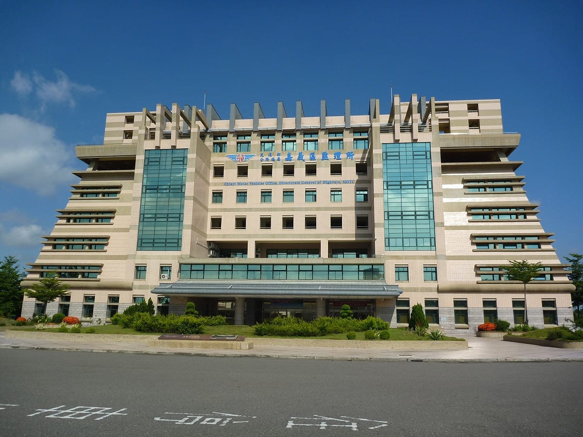 公路總局專員林振勇在任職嘉義區監理所副所長時，曾兩度酒駕肇事，遭監委高鳳仙彈劾。監察院在昨天通過監委提出的調查報告，報告指出，公路總局不重視員工酒駕行為的輔導，甚至免除輔導，要求公路總局必須確實檢討改善。 圖 : 翻攝自mapio