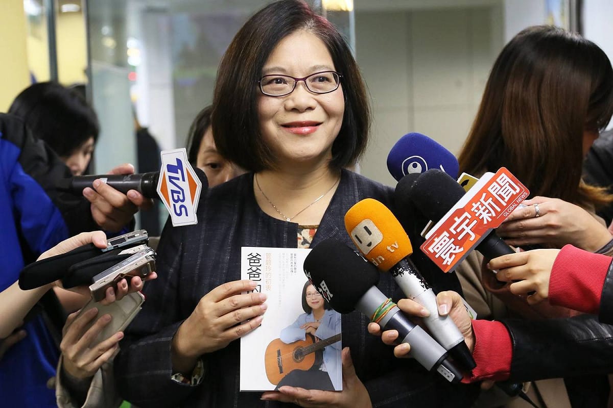 民進黨立委管碧玲去年中推出她個人半自傳新書「爸爸的吉他」，大獲好評；許多鄉親希望推出有聲書，可以讓他們一邊工作一邊聆聽，或是方便盲人朋友聆聽。因此，管碧玲辦公室特別在年前規劃管媽網路有聲書系列，並在今天下午4點以直播方式發表。 圖 : 翻攝自管碧玲臉書