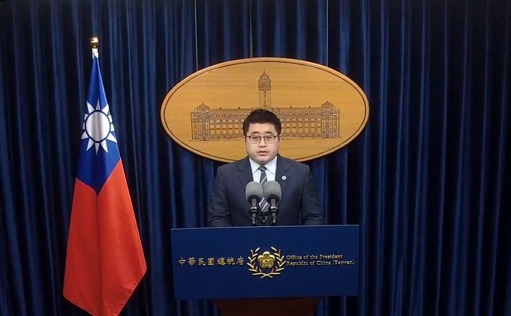 總統府發言人林鶴明今 (14) 天下午針對總統蔡英文的過年行程做簡短說明。 圖 : 擷自總統府發言人臉書直播畫面