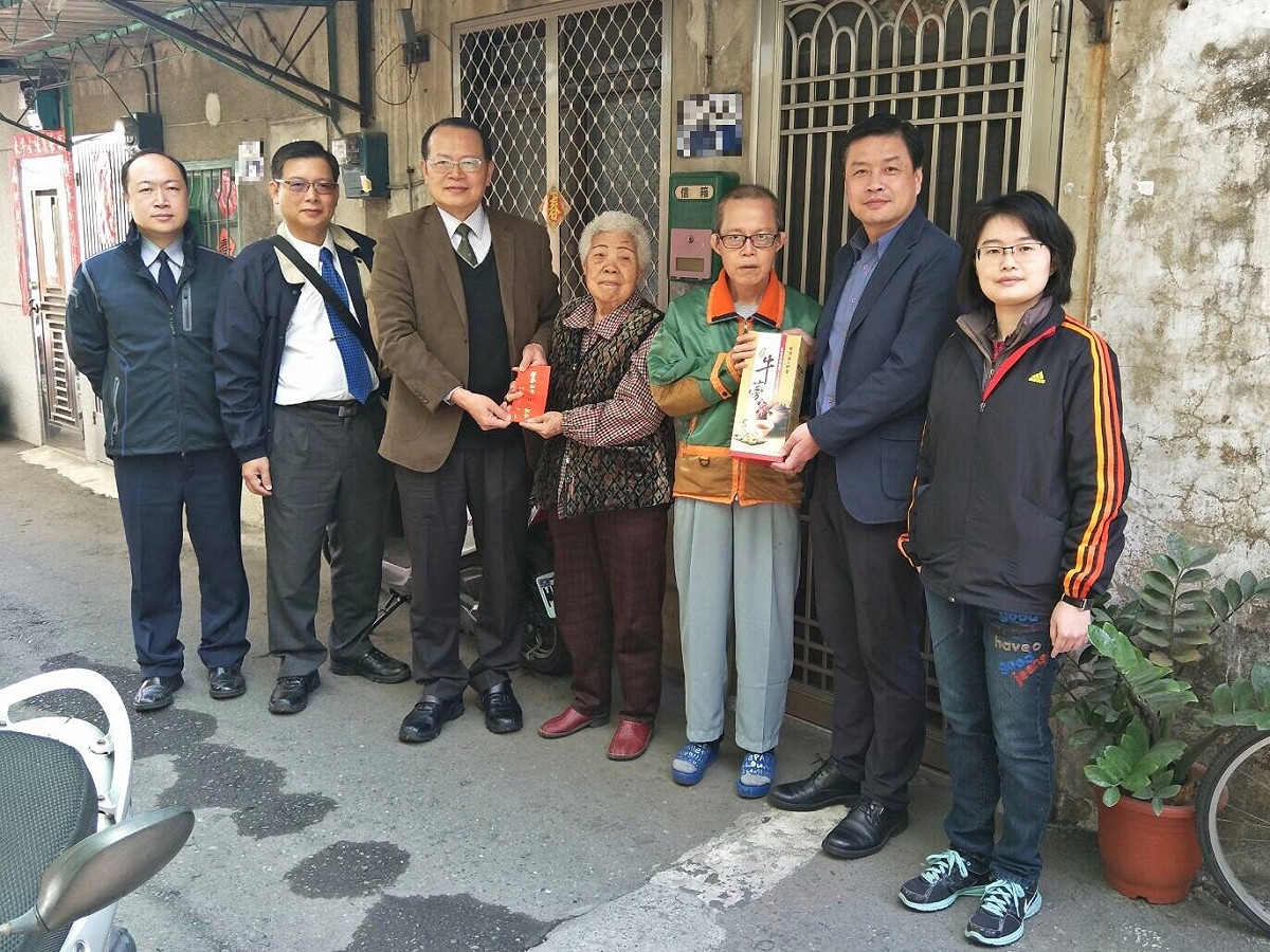 保二總隊副總隊長張樹德得知余女士（中）生活狀況後，遂即尋求團體協助，並親自南下慰問。 圖：保二總隊提供