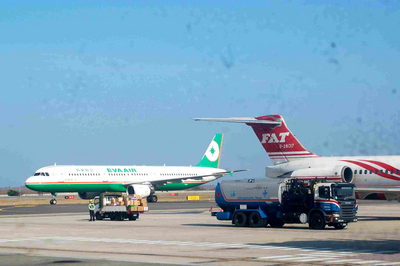 農曆春節連假開始，台澎空中交通疏運進入高峰，國內
各航空公司除了原有ATR的客機外，包括遠東、華信與立榮航空，也都調度MD80、A320、737-800等大型客機
來疏運返鄉人潮。 圖：中央社