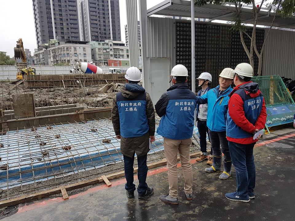明天就是除夕，新北市政府已針對全市的建築工地進行安全設施稽查，並宣布人行道及路燈損換報修服務春節不打烊，希望讓民眾都能平安、舒適的過新年！ 圖 : 新北市工務局 / 提供