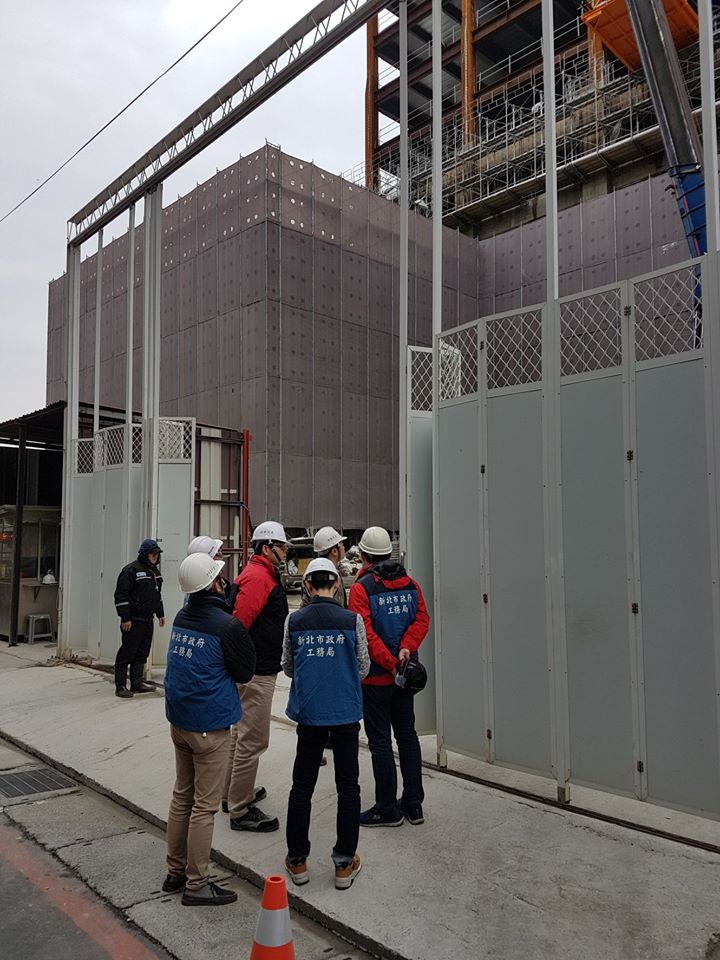 工務局表示，這次稽查重點為工地安全防護措施，包括安全圍籬、防止物料向外飛散或墜落之措施、施工架、開挖中工地擋土及支撐等檢查。 圖 : 新北市工務局 / 提供