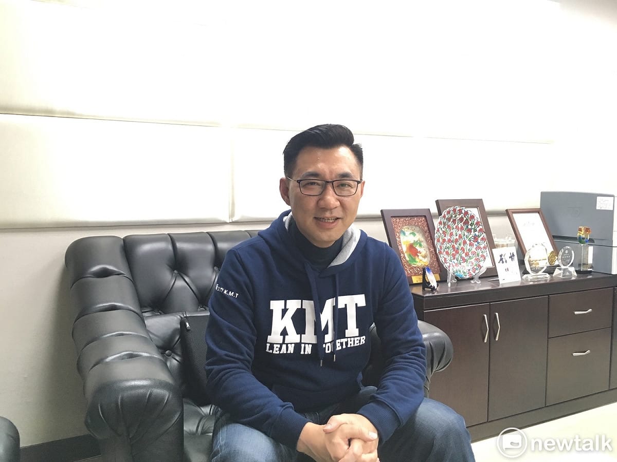 江啟臣說，某次邀請外交部備詢，「那天官員有一位叫吳志中」，那就很好玩，過去大家都在國關組，結果在立法院我主持會議，羅致政質詢，吳志中備詢，在經濟委員會的徐永明之後也來質詢，然後台下有很多是東吳政治的助理，江啟臣笑稱「所以這根本是在開系務會議！」 圖：黃韋銓/攝