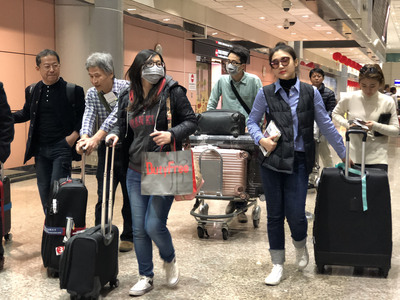 桃園國際機場公司統計，14日小年夜的旅運量近13萬人次，旅客人潮比平常增加不少。 圖 : 中央社