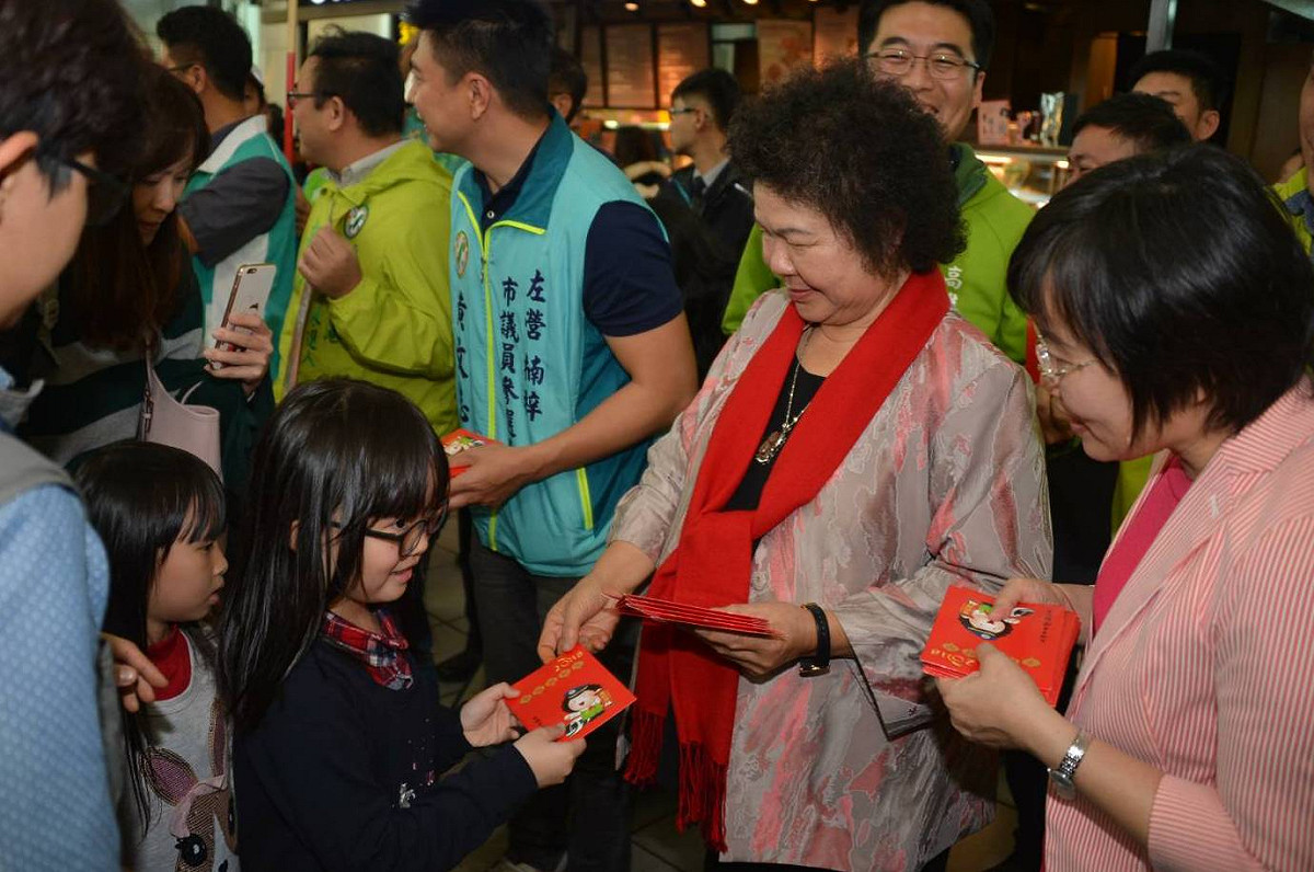 現場排起長長人龍等候領取紅包，搶沾年節喜氣。 圖 : 高雄市政府/提供