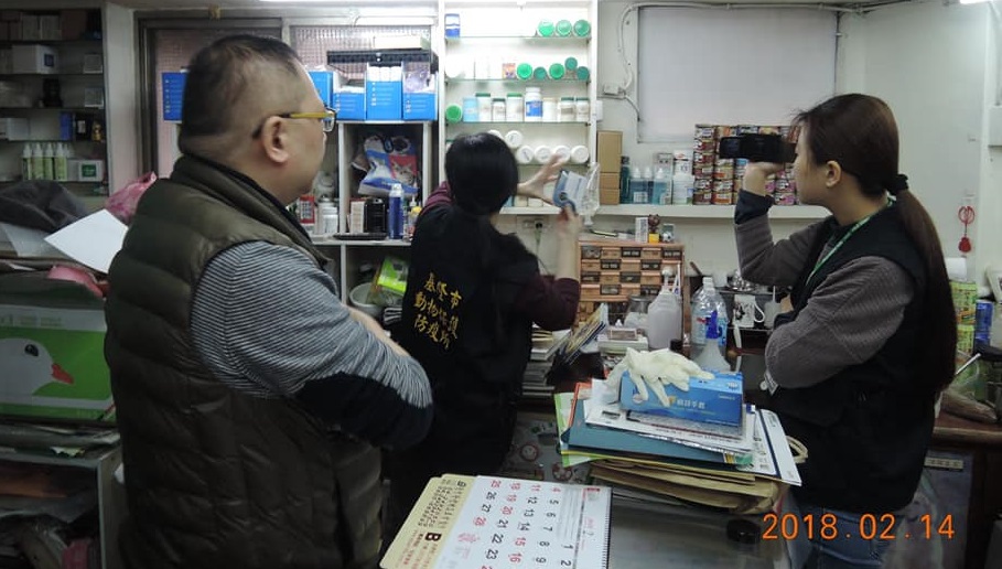 基隆市動物保護防疫所今（14）日突擊查緝，破獲一間寵物店無獸醫診療機構開業執照卻兼營獸醫診療業務。 圖：基隆市動保所/提供