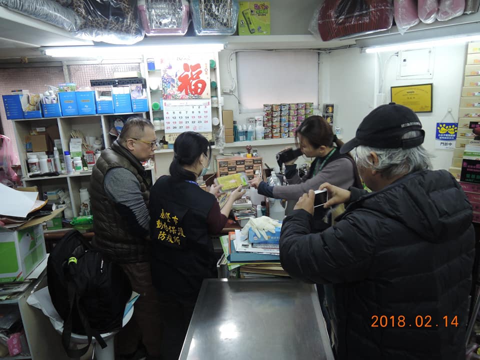 基隆市動物保護防疫所今（14）日突擊查緝，破獲一間寵物店無獸醫診療機構開業執照卻兼營獸醫診療業務。動保所人員將店內執行業務之器械、藥品沒入，並貼上封條。 圖：基隆市動保所/提供