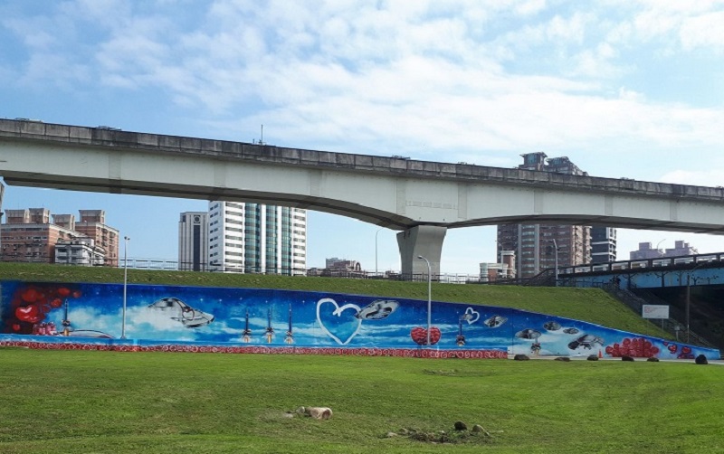 新北市大台北都會公園內的幸福水漾園區的彩繪壁畫，譲今年的西洋情人節，更幸福濃烈，更讓下個月即將來到3/14的日本白色情人節，又多了一個幸福浪漫的拍照打卡景點。 圖：新北市高管處/提供