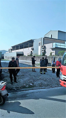 高雄市鳥松區興農巷一處鐵皮工廠旁路面14日上午噴發泥漿，波及鄰近道路，警消獲報到場拉起封鎖線，並協同環保局、農業局及鳥松區公所等單位輪番派員到場警戒，所幸噴漿量不大，未釀成災。 圖：高雄市消防局提供