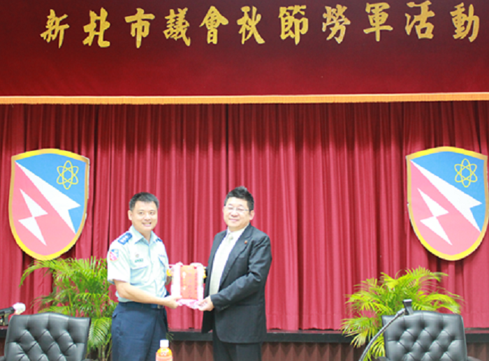 前少將謝嘉康(左)因接受對岸旅遊招待涉及共諜案，高雄市橋頭地檢署今天認為無對價關係不予起訴。 圖：翻攝網路