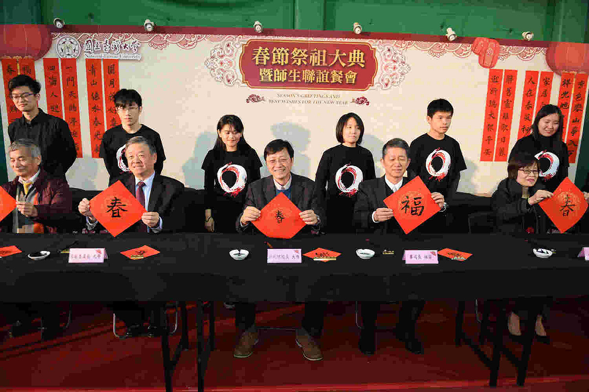 僑生迎春揮毫 圖 : 教育部/提供