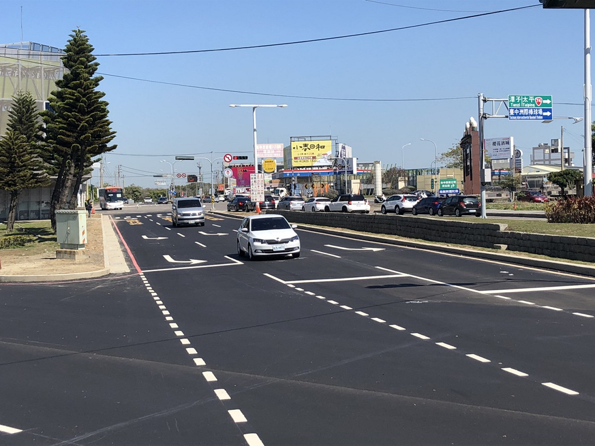 台中市政府新增大雅交流道南向車道，昨日下午通車。交通局長王義川今（15）日前往視察春節連假首日的交通情況，因車潮有效分流，駕駛人一下高速公路即可快速往不同方向行駛，不再塞車，整體行車狀況相當良好。 圖 : 台中市政府 / 提供（資料照片）