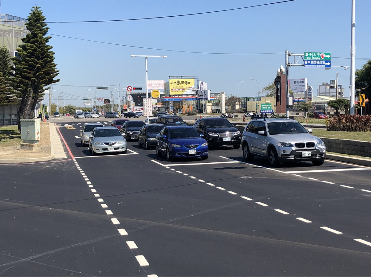 台中市政府新增大雅交流道南向車道，昨日下午通車。交通局長王義川今（15）日前往視察春節連假首日的交通情況，因車潮有效分流，駕駛人一下高速公路即可快速往不同方向行駛，不再塞車，整體行車狀況相當良好。 圖 : 台中市政府/提供