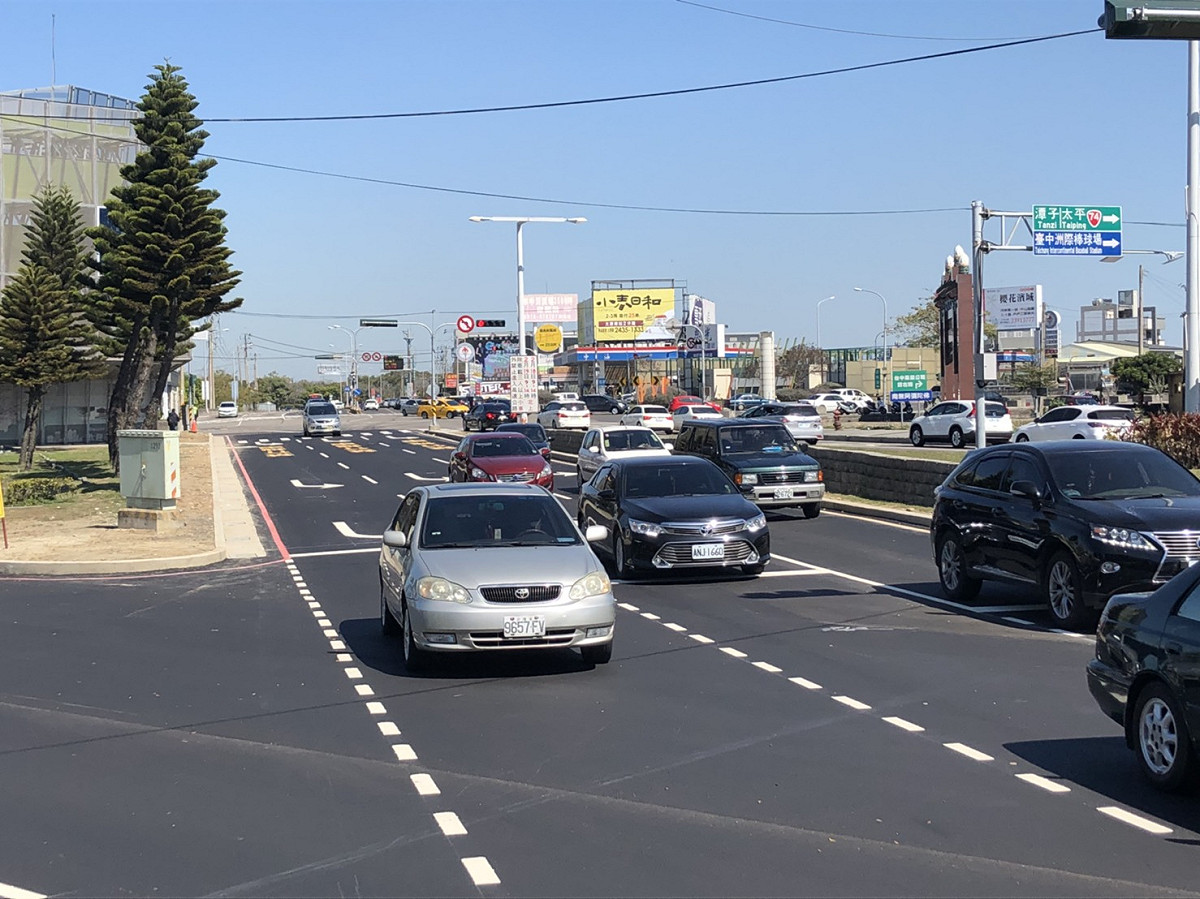 台中市政府新增大雅交流道南向車道，昨日下午通車。交通局長王義川今（15）日前往視察春節連假首日的交通情況，因車潮有效分流，駕駛人一下高速公路即可快速往不同方向行駛，不再塞車，整體行車狀況相當良好。 圖 : 台中市政府/提供