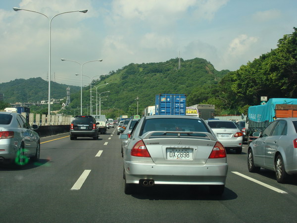 除夕民眾趕著返鄉團圓，國道車流中午過後開始湧入車潮，壅塞多為南向路段，包括國1南向湖口服務區到竹北時速35公里，國3南向關西服務區到關西時速30公里，國3南向茄苳到香山時速31公里和國5南向南港到石碇時速43公里。中午12時15分國1南向90K竹北出口前，兩輛2小自客車追撞佔用內線事故，事故已於12時27分排除，無人受傷，但回堵5公里。 圖 : 新頭殼資料照片
