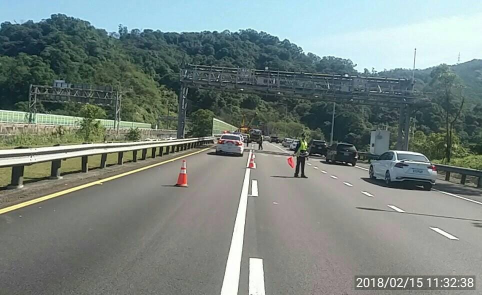 國5南向起點0公里處發生4輛小客車追撞事故占用中內二車道，花費50分鐘排除，造成後方車隊回堵2公里。 圖 : 高速公路局/提供