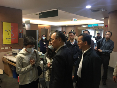 雲林縣警察局台西分局長曾學貴15日中午督勤時，突然昏倒，送醫急救，但到院前已無呼吸心跳。警政署長陳家欽（前中）下午前往探視並慰問家屬。 圖：警政署提供
